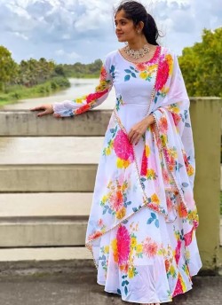 HEAVY GEORJET DIGITAL PRINT STYLIST KURTI WITH DUPATTAWhite Floral Printed Georgette Anarkali gown